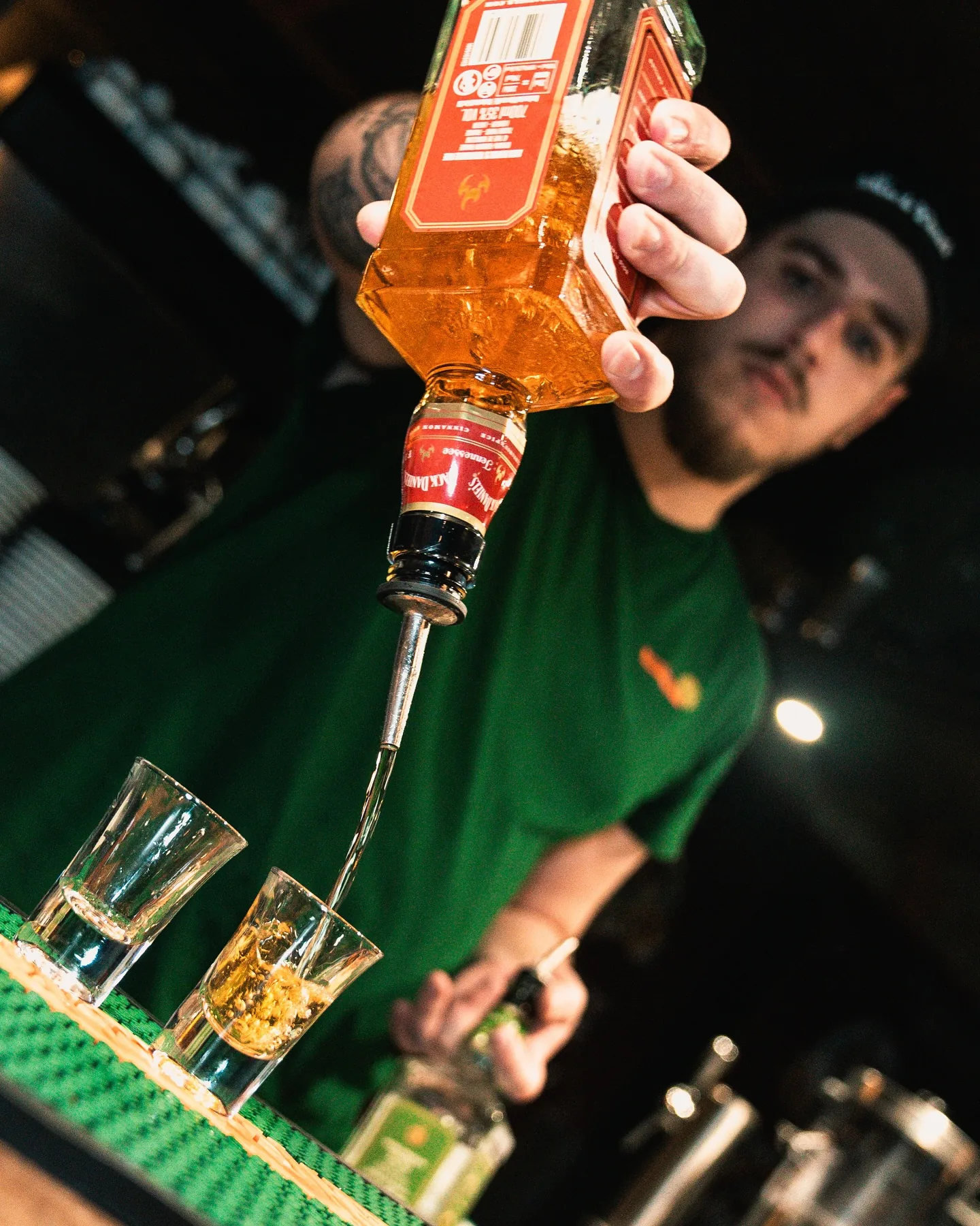 Barman servant un whisky au Black Peat à Angers