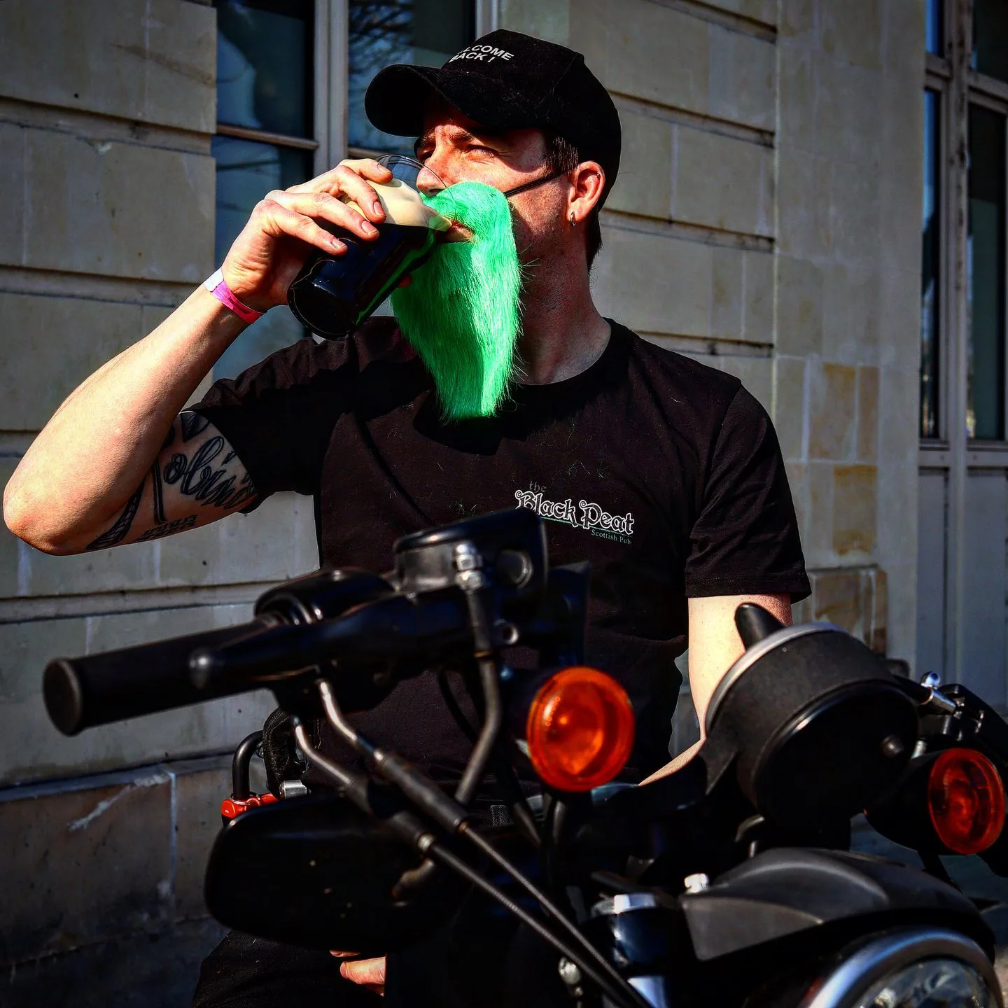 Client savourant une bière au Black Peat