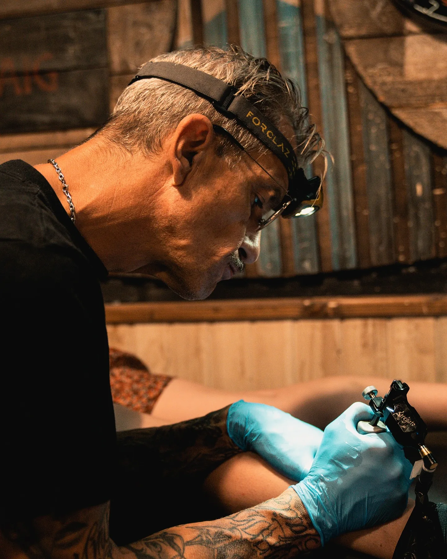 Tatouage en direct au Black Peat à Angers