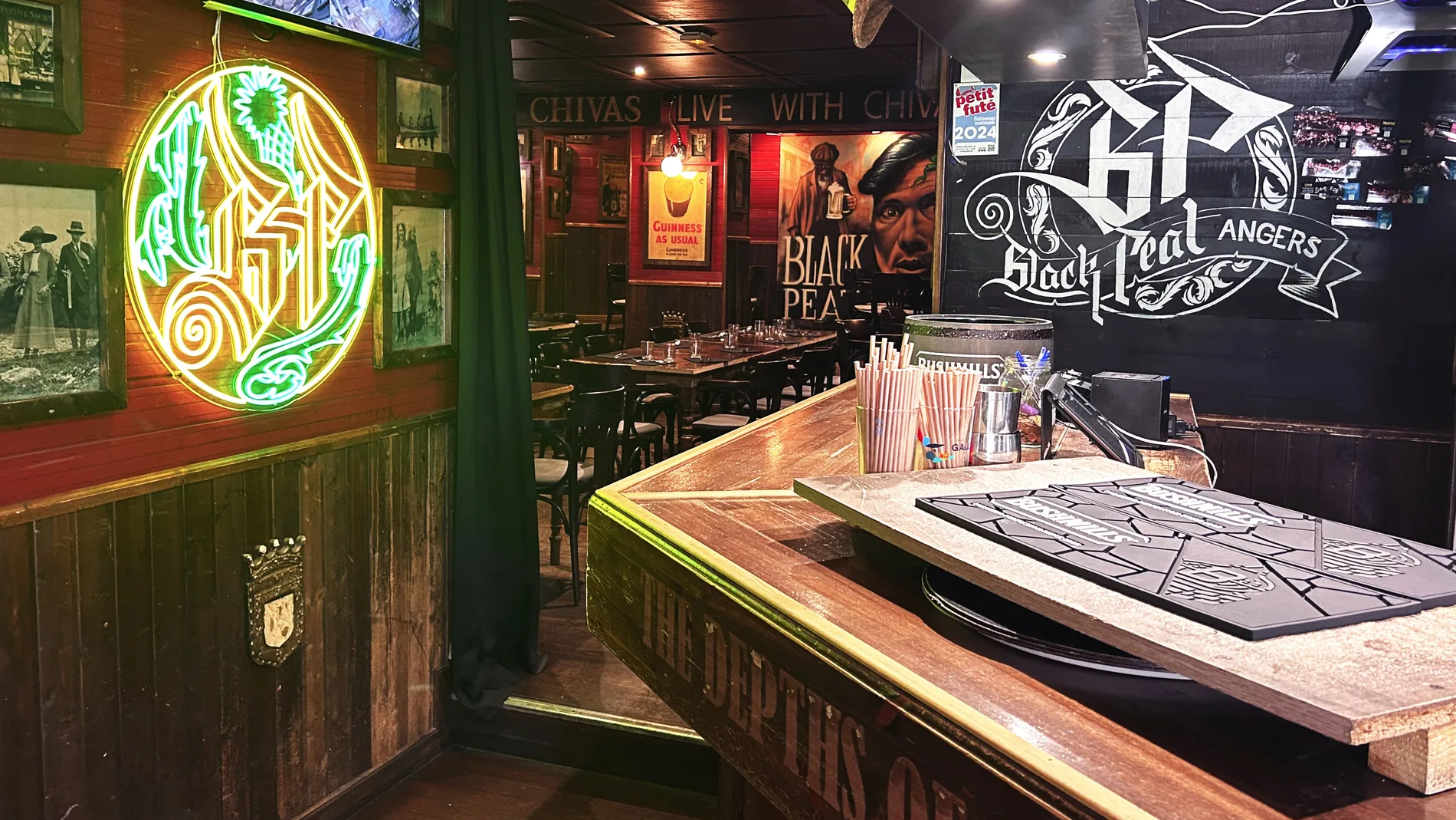 Salle du Black Peat et son néon celtique